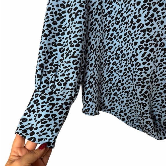 Chico's Blue Long Sleeve Animal Print Lightweight Button Down Shirt Size 0 - Picture 7 of 15